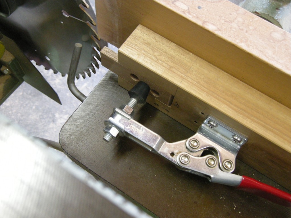 昇降盤ホゾ取り装置での駒の加工 | 木工房オーツー